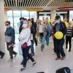 27.08.2020. Kielce. Mieszkańcy zwiedzają zmodernizowany dworzec autobusowy / Wiktor Taszłow / Radio Kielce