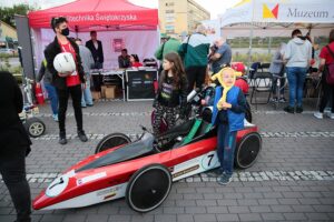 27.08.2020. Kielce. Mieszkańcy zwiedzają zmodernizowany dworzec autobusowy / Wiktor Taszłow / Radio Kielce