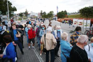 27.08.2020. Kielce. Mieszkańcy zwiedzają zmodernizowany dworzec autobusowy / Wiktor Taszłow / Radio Kielce