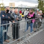 27.08.2020. Kielce. Mieszkańcy zwiedzają zmodernizowany dworzec autobusowy / Wiktor Taszłow / Radio Kielce