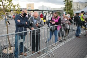 27.08.2020. Kielce. Mieszkańcy zwiedzają zmodernizowany dworzec autobusowy / Wiktor Taszłow / Radio Kielce