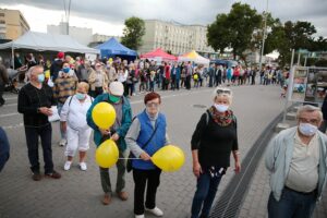 27.08.2020. Kielce. Mieszkańcy zwiedzają zmodernizowany dworzec autobusowy / Wiktor Taszłow / Radio Kielce