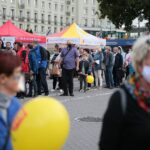 27.08.2020. Kielce. Mieszkańcy zwiedzają zmodernizowany dworzec autobusowy / Wiktor Taszłow / Radio Kielce