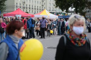 27.08.2020. Kielce. Mieszkańcy zwiedzają zmodernizowany dworzec autobusowy / Wiktor Taszłow / Radio Kielce