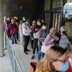 27.08.2020. Kielce. Mieszkańcy zwiedzają zmodernizowany dworzec autobusowy / Wiktor Taszłow / Radio Kielce