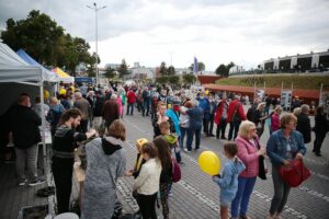 27.08.2020. Kielce. Mieszkańcy zwiedzają zmodernizowany dworzec autobusowy / Wiktor Taszłow / Radio Kielce