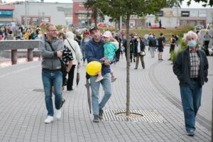 27.08.2020. Kielce. Mieszkańcy zwiedzają zmodernizowany dworzec autobusowy / Wiktor Taszłow / Radio Kielce