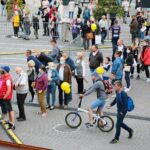 27.08.2020. Kielce. Mieszkańcy zwiedzają zmodernizowany dworzec autobusowy / Wiktor Taszłow / Radio Kielce