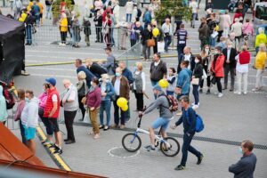 27.08.2020. Kielce. Mieszkańcy zwiedzają zmodernizowany dworzec autobusowy / Wiktor Taszłow / Radio Kielce