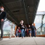 27.08.2020. Kielce. Mieszkańcy zwiedzają zmodernizowany dworzec autobusowy / Wiktor Taszłow / Radio Kielce