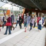 27.08.2020. Kielce. Mieszkańcy zwiedzają zmodernizowany dworzec autobusowy / Wiktor Taszłow / Radio Kielce