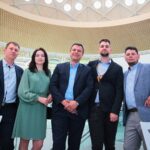 27.08.2020. Kielce. Mieszkańcy zwiedzają zmodernizowany dworzec autobusowy. Na zdjęciu (od lewej): Mariusz Bugajski, Sylwia Pękała, Tomasz Łoziński, Maksymilian Chudecki, Łukasz Kuza - Budimex / Wiktor Taszłow / Radio Kielce