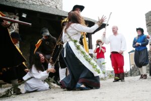 29.08.2020. Chęciny. Historyczne pokazy na zamku / Wiktor Taszłow / Radio Kielce