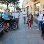 30.08.2020 Kielce. Spacer śladami miejskich pomników. Na zdjęciu (z prawej): Krzysztof Myśliński - p.o. dyrektora Muzeum Historii Kielc / Wiktor Taszłow / Radio Kielce