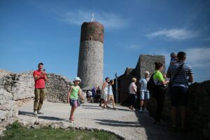 30.08.2020. Chęciny. Piknik na zamku / Wiktor Taszłow / Radio Kielce