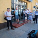 30.08.2020 Kielce. Spacer śladami miejskich pomników. Na zdjęciu (z lewej): Krzysztof Myśliński - p.o. dyrektora Muzeum Historii Kielc / Wiktor Taszłow / Radio Kielce