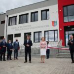 31.08.2020. Wola Morawicka. Otwarcie nowej szkoły i przedszkola. Na zdjęciu (w środku od lewej): Krzysztof Słoń - senator, Anna Krupka - wiceminister sportu, Marian Buras - burmistrz Morawicy / Wiktor Taszłow / Radio Kielce