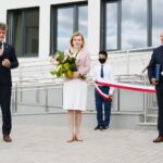 31.08.2020. Wola Morawicka. Otwarcie nowej szkoły i przedszkola. Na zdjęciu (od lewej): Krzysztof Słoń - senator, Anna Krupka - wiceminister sportu, Marian Buras - burmistrz Morawicy / Wiktor Taszłow / Radio Kielce