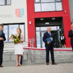 31.08.2020. Wola Morawicka. Otwarcie nowej szkoły i przedszkola. Na zdjęciu (od lewej): Krzysztof Słoń - senator, Anna Krupka - wiceminister sportu, Marian Buras - burmistrz Morawicy, Jacek Kuzia - przewodniczący Rady Powiatu w Kielcach / Wiktor Taszłow / Radio Kielce