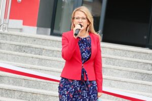 31.08.2020. Wola Morawicka. Otwarcie nowej szkoły i przedszkola. Na zdjęciu: Katarzyna Stańko - dyrektor szkoły / Wiktor Taszłow / Radio Kielce