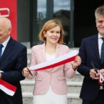 31.08.2020. Wola Morawicka. Otwarcie nowej szkoły i przedszkola. Na zdjęciu (w środku od lewej): Marian Buras - burmistrz Morawicy, Anna Krupka - wiceminister sportu, Krzysztof Słoń - senator / Wiktor Taszłow / Radio Kielce