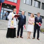 31.08.2020. Wola Morawicka. Otwarcie nowej szkoły i przedszkola. Na zdjęciu (w środku od lewej): ks. kanonik Jan Ciszek, Marian Buras - burmistrz Morawicy, Anna Krupka - wiceminister sportu, Krzysztof Słoń - senator / Wiktor Taszłow / Radio Kielce