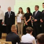 25.08.2020. Kielce. Obrady Młodzieżowego Sejmiku Województwa Świętokrzyskiego. Na zdjęciu (od lewej): Wiaczesław Wojnarowskyj - Konsul Generalny Ukrainy, Andrzej Bętkowski - marszałek województwa świętokrzyskiego, Zofia Mogielska - przewodnicząca młodzieżowego sejmiku województwa świętokrzyskiego, Katarzyna Wojdan - wiceprzewodnicząca młodzieżowego sejmiku województwa świętokrzyskiego, Andrzej Pruś - przewodniczący Sejmiku Województwa Świętokrzyskiego, Piotr Michalski - wiceprzewodniczący młodzieżowego sejmiku województwa świętokrzyskiego / Wiktor Taszłow / Radio Kielce