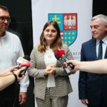 25.08.2020. Kielce. Obrady Młodzieżowego Sejmiku Województwa Świętokrzyskiego. Na zdjęciu (od lewej): Wiaczesław Wojnarowskyj - Konsul Generalny Ukrainy, Zofia Mogielska - przewodnicząca młodzieżowego sejmiku województwa świętokrzyskiego, Andrzej Bętkowski - marszałek województwa świętokrzyskiego / Wiktor Taszłow / Radio Kielce