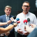 25.08.2020. Kielce. Obrady Młodzieżowego Sejmiku Województwa Świętokrzyskiego. Na zdjęciu (od lewej): Andrzej Pruś - przewodniczący Sejmiku Województwa Świętokrzyskiego, Wiaczesław Wojnarowskyj - Konsul Generalny Ukrainy / Wiktor Taszłow / Radio Kielce