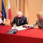 25.08.2020. Kielce. Podpisanie umów  w sprawie wprowadzenia technologii komputerowych i internetowych do nauczania przedmiotów w szkołach ogólnokształcących. Na zdjęciu (od lewej): Żaneta Szczepaniak - dyrektor SP 1 w Kielcach, Andrzej Bętkowski - marszałek województwa świętokrzyskiego, Renata Janik - wicemarszałek województwa świętokrzyskiego / Wiktor Taszłow / Radio Kielce