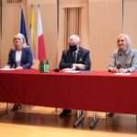 25.08.2020. Kielce. Podpisanie umów  w sprawie wprowadzenia technologii komputerowych i internetowych do nauczania przedmiotów w szkołach ogólnokształcących. Na zdjęciu (od lewej): Katarzyna Kubicka - dyrektor departamentu wdrażania europejskiego funduszu społecznego, Andrzej Bętkowski - marszałek województwa świętokrzyskiego, Renata Janik - wicemarszałek województwa świętokrzyskiego / Wiktor Taszłow / Radio Kielce