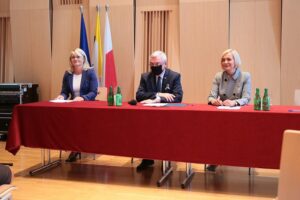 25.08.2020. Kielce. Podpisanie umów w sprawie wprowadzenia technologii komputerowych i internetowych do nauczania przedmiotów w szkołach ogólnokształcących. Na zdjęciu (od lewej): Katarzyna Kubicka - dyrektor departamentu wdrażania europejskiego funduszu społecznego, Andrzej Bętkowski - marszałek województwa świętokrzyskiego, Renata Janik - wicemarszałek województwa świętokrzyskiego / Wiktor Taszłow / Radio Kielce