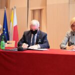 25.08.2020. Kielce. Podpisanie umów  w sprawie wprowadzenia technologii komputerowych i internetowych do nauczania przedmiotów w szkołach ogólnokształcących. Na zdjęciu (od lewej): Grażyna Grzegorczyk - szkoła podstawowa w Makoszynie, Andrzej Bętkowski - marszałek województwa świętokrzyskiego, Renata Janik - wicemarszałek województwa świętokrzyskiego / Wiktor Taszłow / Radio Kielce