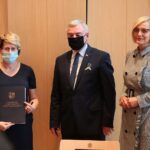 25.08.2020. Kielce. Podpisanie umów  w sprawie wprowadzenia technologii komputerowych i internetowych do nauczania przedmiotów w szkołach ogólnokształcących. Na zdjęciu (od lewej): Grażyna Grzegorczyk - szkoła podstawowa w Makoszynie, Andrzej Bętkowski - marszałek województwa świętokrzyskiego, Renata Janik - wicemarszałek województwa świętokrzyskiego / Wiktor Taszłow / Radio Kielce