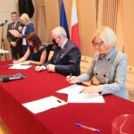 25.08.2020. Kielce. Podpisanie umów  w sprawie wprowadzenia technologii komputerowych i internetowych do nauczania przedmiotów w szkołach ogólnokształcących. Na zdjęciu (od prawej): Renata Janik - wicemarszałek województwa świętokrzyskiego, Andrzej Bętkowski - marszałek województwa świętokrzyskiego, Żaneta Szczepaniak - dyrektor SP 1 w Kielcach / Wiktor Taszłow / Radio Kielce