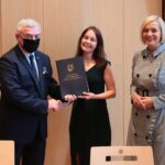 25.08.2020. Kielce. Podpisanie umów  w sprawie wprowadzenia technologii komputerowych i internetowych do nauczania przedmiotów w szkołach ogólnokształcących. Na zdjęciu (od lewej): Andrzej Bętkowski - marszałek województwa świętokrzyskiego, Żaneta Szczepaniak - dyrektor SP 1 w Kielcach, Renata Janik - wicemarszałek województwa świętokrzyskiego / Wiktor Taszłow / Radio Kielce