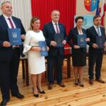 25.09.2020. Podpisanie porozumienia przez pięć samorządów, położonych wzdłuż rzeki Kamiennej. Na zdjęciu (od lewej): Tomasz Kamiński - wójt gminy Tarłów, Joanna Suska - burmistrz Ćmielowa, Lech Łodej - burmistrz Kunowa, Marzena Bernat - wójt gminy Brody i Hubert Żądło - wójt gminy Bałtów / Emilia Sitarska / Radio Kielce