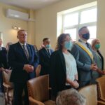 23.09.2020 Ostrowiec Św. Uroczystość wniesienia do kaplicy hospicjum relikwii św. Jana Pawła II. Na zdjęciu, w pierwszym rzędzie (od lewej): Małgorzata Stafijowska - dyrektor PUP w Ostrowcu Św., Włodzimierz Stec - radny rady miejskiej, Wielki Rycerz Rycerzy Kolumba, Marta Woźnica-Kuzdak – wiceprzewodnicząca rady miasta w Ostrowcu Świętokrzyskim, w drugim rzędzie (od lewej): Hubert Żądło - wójt Bałtowa, Lech Łodej – burmistrz Kunowa / Emilia Sitarska / Radio Kielce