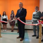 22.09.2020 Janik. Otwarcie po remoncie stołówki w Zespole Szkolno-Przedszkolnym. Na zdjęciu (od lewej); Anna Buczkowska – dyrektor Zespołu Szkolno-Przedszkolnego w Janiku, Zuzanna Mucha – przewodnicząca Samorządu Uczniowskiego, Katarzyna Mucha – przewodnicząca Rady Rodziców, Lech Łodej – burmistrz Kunowa, senator Jarosław Rusiecki, poseł Andrzej Kryj / Emilia Sitarska / Radio Kielce