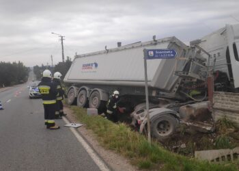 05.09.2020. Sosnówka. Przewrócenie samochodu ciężarowego na drodze  wojewódzkiej nr 756 / OSP Stara Słupia