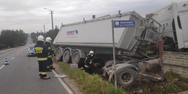 05.09.2020. Sosnówka. Przewrócenie samochodu ciężarowego na drodze  wojewódzkiej nr 756 / OSP Stara Słupia