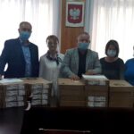 13.09.2020. Radoszyce. Kolejne komputery do nauki zdalnej trafiły do uczniów. Na zdjęciu: Michał Pękala - burmistrz Radoyszyc i dyrektorzy szkół w gminie Radoszyce. / Urząd Miasta i Gminy Radoszyce