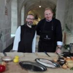 25.09.2020. Jędrzejów. Archiopactwo Cystersów w programie „Klasztorne smaki”. Na zdjęciu (od lewej): o. Jakub Zawadzki - proboszcz parafii bł. Wincentego Kadłubka w Jędrzejowie i Remigiusz Rączka / Archiopactwo Cystersów w Jędrzejowie