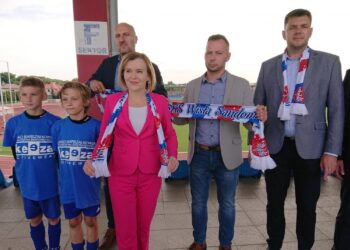 20.09.2020 Sandomierz. Konferencja w sprawie modernizacji stadionu miejskiego. Na zdjęciu Anna Krupka - wiceminister sportu, Sebastian Wieczorek - prezes SKS Wisła Sandomierz, Marcin Marzec - burmistrz Sandomierza / Emilia Sitarska / Radio Kielce