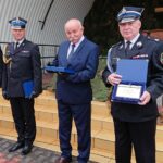 26.09.2020 Lipnik. Uroczystość przekazania nowego wozu strażackiego dla OSP Lipnik. Na zdjęciu (od lewej): st. kpt. Sylwester Kochanowicz – komendant PSP w Opatowie, bryg. Grzegorz Rajca – zastępca komendanta wojewódzkiego PSP w Kielcach, Andrzej Grządziel – wójt gminy Lipnik i Andrzej Bętkowski – marszałek województwa świętokrzyskiego / Emilia Sitarska / Radio Kielce