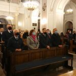 30.09.2020. Ostrowiec Św. Uroczystości upamiętniające pomordowanych ostrowczan we wrześniu 1942 roku. Na zdjęciu (od lewej, w pierwszym rzędzie): Andrzej Pałka – radny miejski KWW Jarosława Górczyńskiego, Marta Woźnicka-Kuzdak – wiceprzewodnicząca rady miasta, Piotr Dasios – zastępca prezydenta Ostrowca, Dariusz Wierzbiński – radny powiatowy KWW Jarosława Gorczyńskiego / Emilia Sitarska / Radio Kielce