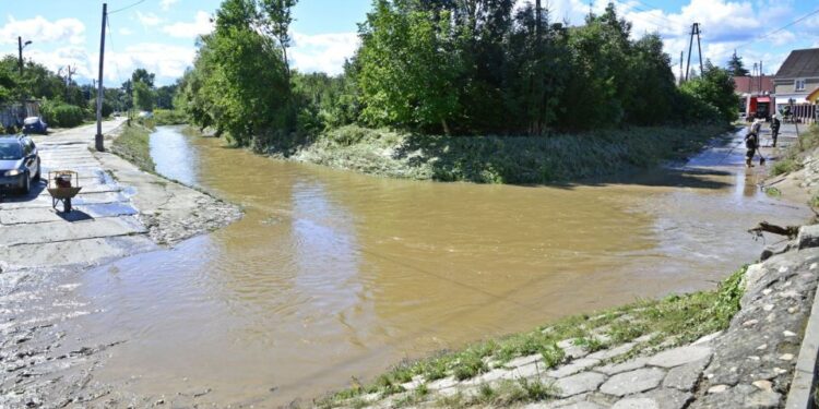 RADIO OPOLE. W powiecie nyskim trwa sprzątanie po podtopieniach. Samorządy szukają sposobów, by w przyszłości unikać podobnych sytuacji - Radio Kielce Radio Opole