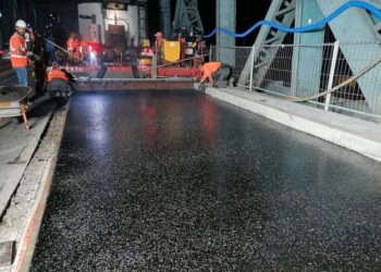 Przez dwie noce na rozbudowaną część mostu drogowego im .Józefa Piłsudskiego w Toruniu wylewany był asfalt / MZD Toruń
