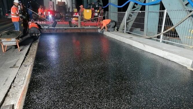 Przez dwie noce na rozbudowaną część mostu drogowego im .Józefa Piłsudskiego w Toruniu wylewany był asfalt / MZD Toruń
