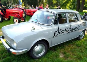 Zlot Starej Motoryzacji w Mosznej / Witold Wośtak / Radio Opole